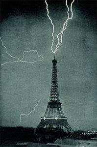 220px-Lightning_striking_the_Eiffel_Tower_-_NOAA